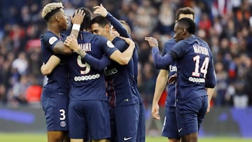 El PSG continúa en la pelea con goles de Cavani y Di María