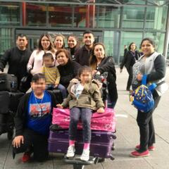 Alexis recibe visita de su familia en momento clave de su carrera