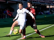 Medrano pugna por el balón con un jugador del Ceuta en el duelo disputado en Anduva.