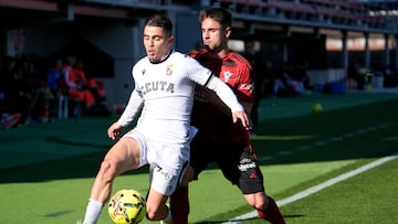 Medrano pugna por el balón con un jugador del Ceuta en el duelo disputado en Anduva.