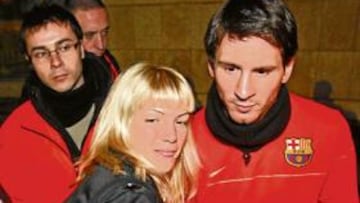 <b>CAZADO. </b>Leo Messi atendió a sus fans pese a llegar con retraso.