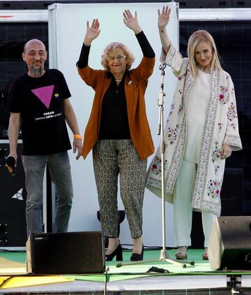 GRA239. MADRID, 01/07/2017.- La alcaldesa de Madrid, Manuela Carmena (c) y la presidenta de la Comunidad de Madrid, Cristina Cifuentes, tras el manifiesto que las distintas asociaciones organizadoras del World Pride 2017 han ofrecido esta tarde en la Plaza de Colón de Madrid. EFE/Javier López.