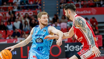 El jugador de Breogan, Arturs Kurucs (i), con el balón ante el jugador de Casademont Zaragoza, Santi Yusta, durante el encuentro correspondiente a la fase regular de la Liga Endesa que disputan hoy sábado en el pabellón Príncipe Felipe, en Zaragoza.