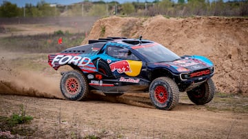 Carlos Sainz rueda con el Ford del Dakar en el circuito de Fórmula 1 MadRing.