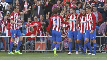 Koke es felicitado tras su gol al Sevilla por Godín, Griezmann, Saúl y Fernando Torres.