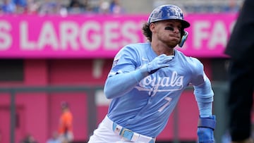 KANSAS CITY, MISSOURI - APRIL 11: Bobby Witt Jr. #7 of the Kansas City Royals runs home to score score on a Vinnie Pasquantino two-run single in the first inning at Kauffman Stadium on April 11, 2024 in Kansas City, Missouri.   Ed Zurga/Getty Images/AFP (Photo by Ed Zurga / GETTY IMAGES NORTH AMERICA / Getty Images via AFP)