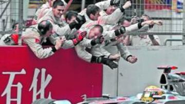 <b>MÁS SÓLIDO. </b>Lewis Hamilton dio su mejor imagen en Shanghai y ganó la carrera después de lograr la pole y la vuelta rápida. Según el 'Daily Star', Geller fue la clave.