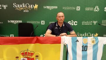 El hispano-argentino Óscar Anaya posa para AS con la bandera de España y la camiseta de Argentina.