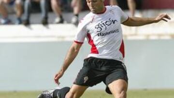 <b>ABRIÓ LA VICTORIA. </b>David Barral fue el autor del primer gol ayer en Mareo ante el filial rojiblanco.