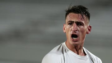 (FILES) In this file photo taken on August 14, 2021, River Plate's forward Braian Romero celebrates after scoring the team's second goal against Velez Sarsfield during their Argentine Professional Football League match at the Monumental stadium in Buenos Aires. - Brazil's Internacional hired forward Braian Romero, from Argentina's River Plate, as a reinforcement to play the quarterfinals of the Copa Sudamericana and the second round of the Brasileirao, the club announced on July 29, 2022. (Photo by ALEJANDRO PAGNI / AFP)