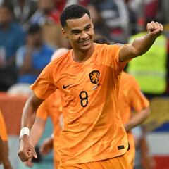 Gakpo sigue el camino de James y Özil