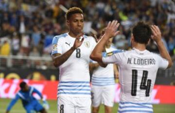 Abel Hernández y Nicolás Lodeiro festejan.