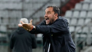 El entrenador de Unión Española José Luis Sierra dirige este miércoles,