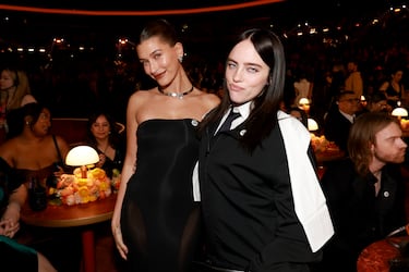 Hailey Bieber y Billie Eilish 
durante la gala de los Premios Grammy 2026 celebrados en el Crypto.com Arena de Los Ángeles.
