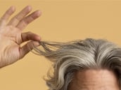 Una experta avisa de lo que sucede por arrancar una cana: “No es aconsejable”