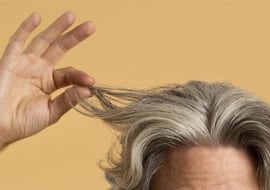 Una experta avisa de lo que sucede por arrancar una cana: “No es aconsejable”