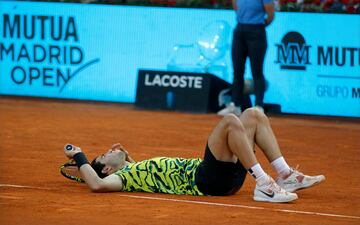 Carlos Alcaraz demostró en la final del Mutua Madrid Open que a los 20 años recién cumplidos su grado de madurez deportiva es altísimo. El número dos del mundo, que ahora tiene a tiro de un partido en Roma el número uno, venció en tres sets (6-4, 3-6 y 6-3) y 2h25 a Jan-Lennard Struff, el alemán de 33 años y 65º del mundo.