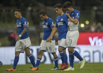 Todo parece indicar que esta jornada, Cruz Azul se despidió de la liguilla y del título este torneo. Luego de la derrota ante América, los celestes quedaron antepenúltimos de la clasificación con 12 unidades. Aún ganando todos los partidos que le quedan, nada le garantiza al equipo de Pedro Caixinha quedar entre los 8 primeros. Esta sería la octava ocasión en los últimos 8 torneos que ‘La Máquina’ se queda fuera de la disputa por el campeonato en fase final. 