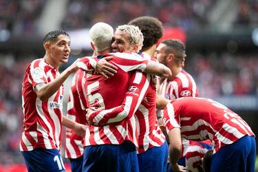 Los jugadores rojiblancos felicitan a Griezmann tras el 1-0 del francés a la Real Sociedad. 