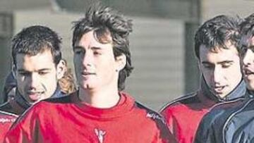 <b>SE LO PERDERÁ. </b>El recién fichado Aritz Aduriz, en la foto entre Julen Guerrero y Andoni Iraola, realizó ayer su primer entrenamiento con el conjunto vasco. No podrá jugar hasta enero.