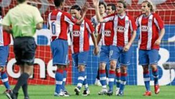 <b>CONTUNDENTES.</b> Mista hizo el primer gol y Forlán el segundo. Los rojiblancos tendrán un partido de puro trámite en Turquía.