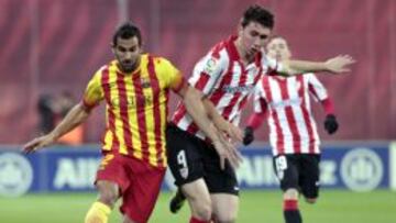 El defensa del Athletic de Bilbao Laporte pelea un bal&oacute;n con Montoya, del Barcelona, durante &uacute;ltimo partido de Liga.