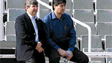 <b>CUMBRE.</b> Tomás Durán, representante de Raúl Tamudo, acudió al entrenamiento de ayer y departió con Sergio Morgado durante varios minutos.