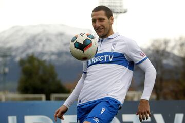 Ex capitán y volante central de Racing de Argentina. Reemplaza a Enzo Kalinski en el mediocampo estudiantil.