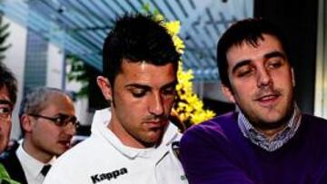 <b>EL 7 DE ESPAÑA. </b>Villa es agasajado por hinchas del Valencia y de la Roja a la llegada del equipo che al hotel Diplomatic de Barcelona.