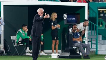 ELCHE (ALICANTE), 19/10/2022.- El entrenador del Real Madrid, Carlo Ancelotti , durante el partido de Liga en Primera Divisi¨®n ante el Elche que disputan este mi¨¦rcoles en el estadio Mart¨ªnez Valero, en la localidad alicantina. EFE/Manuel Lorenzo