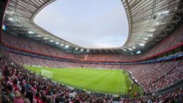 HERVIDERO. Panorámica del nuevo San Mamés en el partido ante el Nápoles de Champions desde el fondo norte.