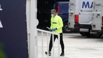 Pellicer, con mascarilla en las dependencias de La Rosaleda.
