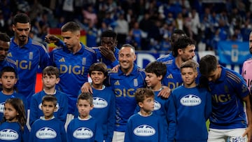 26/09/25 PARTIDO PRIMERA DIVISION
REAL OVIEDO - BARCELONA
CAZORLA CON NIÑOS EN LA FOTO DE EQUIPO EN EL PASADO PARTIDO