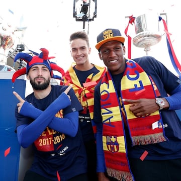 Yerry Mina junto a Denis Suárez y Aleix Vidal en la celebración del doblete