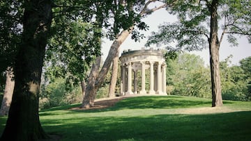 Se encuentra ubicado en El Barrio de la Alameda de Osuna y es una de las grandes joyas botnicas de todo Madrid. Este lugar es el nico jardn del Romanticismo ubicado en la Comunidad de Madrid. La combinacin de sus jardines no podra ser ms europea ya que mezcla jardines romnticos ingleses, franceses e italianos. En l tambin encontramos una gran variedad de fuentes, obras arquitectnicas, estatuas y monumentos. Entre ellos destaca el Templete de Baco, la Casa de la Vieja o el Palacio de los Duques de Osuna.