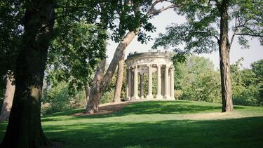 Se encuentra ubicado en El Barrio de la Alameda de Osuna y es una de las grandes joyas botánicas de todo Madrid. Este lugar es el único jardín del Romanticismo ubicado en la Comunidad de Madrid. La combinación de sus jardines no podría ser más europea ya que mezcla jardines románticos ingleses, franceses e italianos. En él también encontramos una gran variedad de fuentes, obras arquitectónicas, estatuas y monumentos. Entre ellos destaca el Templete de Baco, la Casa de la Vieja o el Palacio de los Duques de Osuna.