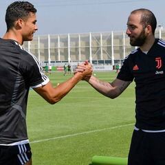 El primer entrenamiento de Cristiano con la Juve se hace viral y todo por Higuaín