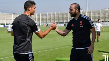 Los jugadores de la Juventus, Cristiano Ronaldo y Gonzalo Higuaín, saludándose.
