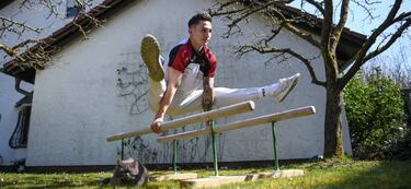 Entrenamiento en el jardín de casa con vistas a Tokio