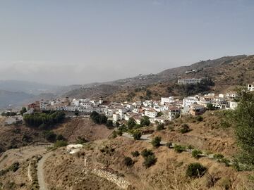 Tras un par de kilómetros de falsos llanos, comienza la bajada hacia Rincón de la Victoria, que no se ve en la foto por la niebla costera. Delante, Moclinejo.