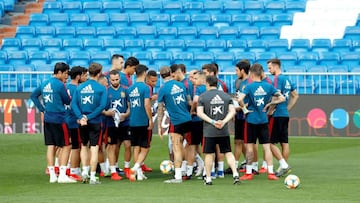 Los jugadores de la Selecci&oacute;n espa&ntilde;ola, en el entrenamiento del Bernab&eacute;u.