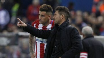 Gim&eacute;nez escucha a Simeone en un partido del Atl&eacute;tico