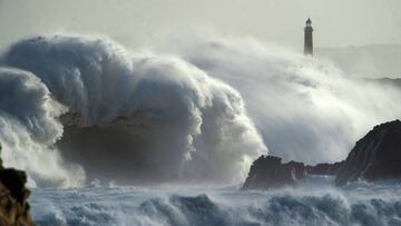 GRAF1336. SANTANDER, 03/11/2019.- Una ola rompe en el faro de la isla de Mouro hoy domingo en la capital c&aacute;ntabra, en cuya comunidad. La Agencia Estatal de Meteorolog&iacute;a (Aemet) decret&oacute; para la madrugada de hoy desde las 2.00 horas has