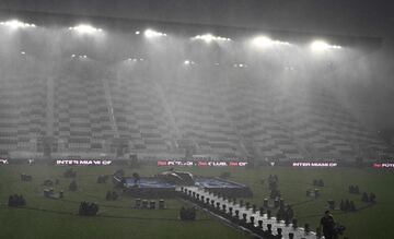 La lluvia impidi¨® que todo comenzar¨¢ a tiempo. Las pantallas del DRV PNK anunciaron el retraso por la tormenta que dur¨® dos horas y media. El centro del campo, donde estaba ubicado el escenario para las presentaciones musicales, se inund¨® y todo el montaje tuvo que ser cubierto por pl¨¢sticos.