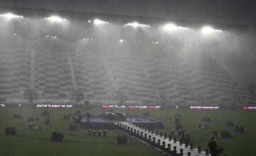 La lluvia impidió que todo comenzará a tiempo. Las pantallas del DRV PNK anunciaron el retraso por la tormenta que duró dos horas y media. El centro del campo, donde estaba ubicado el escenario para las presentaciones musicales, se inundó y todo el montaje tuvo que ser cubierto por plásticos.