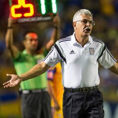 'El Tuca', segundo técnico con más partidos en un equipo