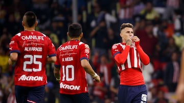 MEX00. CIUDAD DE MÉXICO (MÉXICO), 17/09/2022.- El jugador de Chivas Cristian Calderón celebra una anotación ante América hoy, durante un partido de la jornada 15 del Torneo Apertura del fútbol mexicano realizado en el Estadio Azteca de la Ciudad de México (México). EFE/José Méndez
