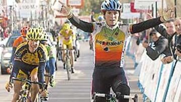 <b>REPITIÓ. </b>Alejandro Valverde, imponiéndose ayer en Sóller.