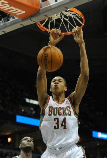 Giannis Antetokounmpo se cuelga del aro ante los Pacers. 