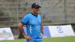 “Quería dirigir en Chile; mandé correos a los 32 clubes”